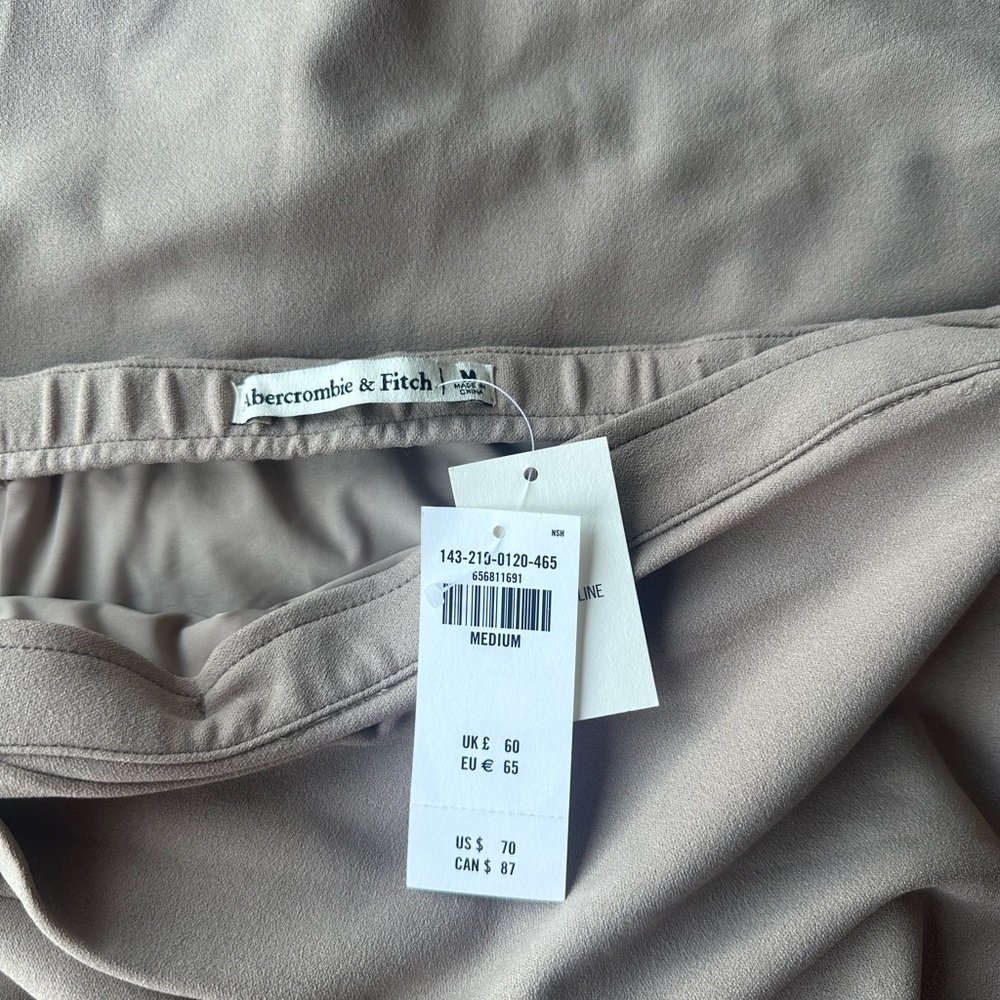 Abercrombie & Fitch Crepe Midi Skirt
Size M
new with tags
original price $70